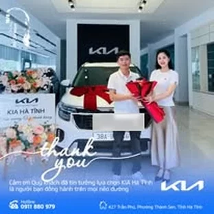 Kia Hà Tĩnh - Khách hàng nhận xe sau khi hoàn tất thủ tục.