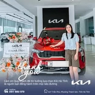 Kia Hà Tĩnh - Hỗ trợ khách kiểm tra xe trước khi nhận.