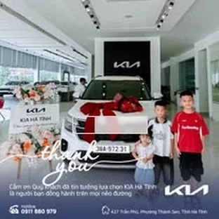 Kia Hà Tĩnh - Hỗ trợ khách kiểm tra xe trước khi nhận.